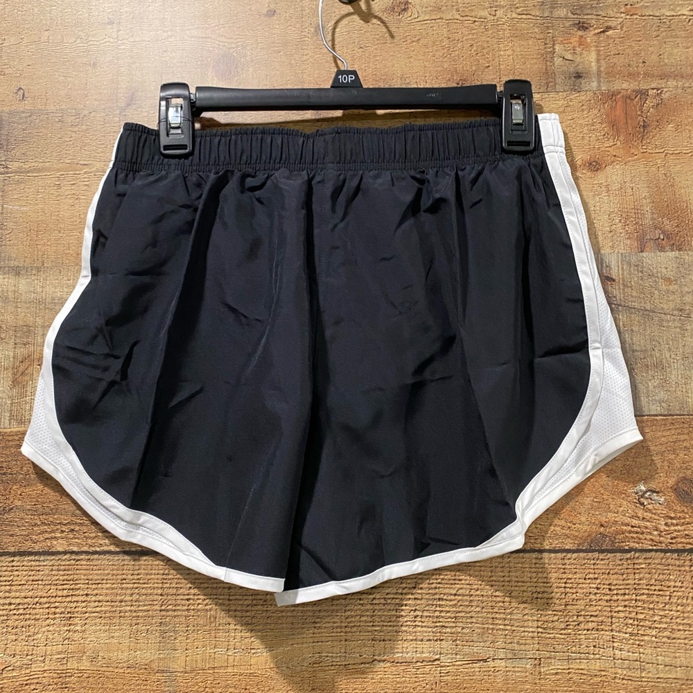 New With Tags Nike Women's Athletic Shorts in Black and White Size Medium - Picture 2 of 3